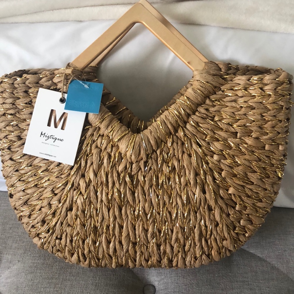 Straw tote with wooden handle